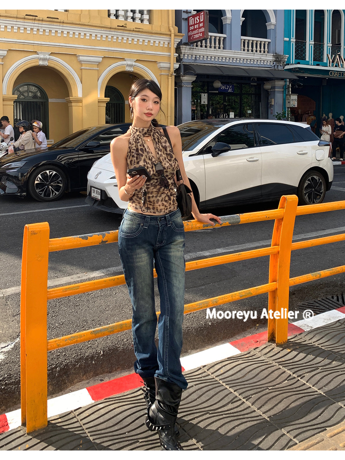 Mooreyu pleated western short boots made of cowhide with pointed V mouth, appearing thin and thick with black, niche rivet knight boots for women